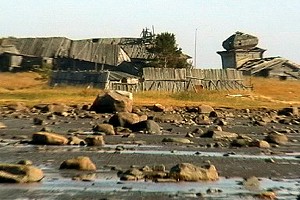 Унежма. Вид на деревню с моря в час отлива. Фото Е.Федосеевой.